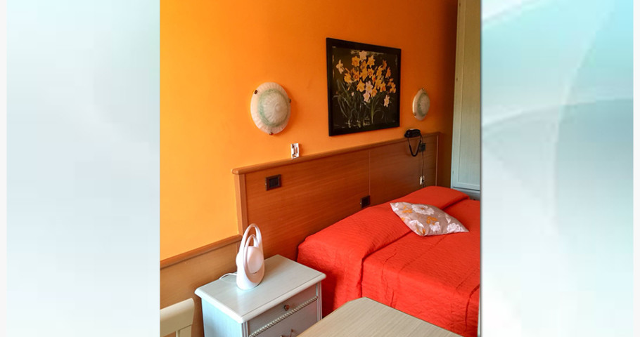camera arancione – affittacamere il corallo (5)